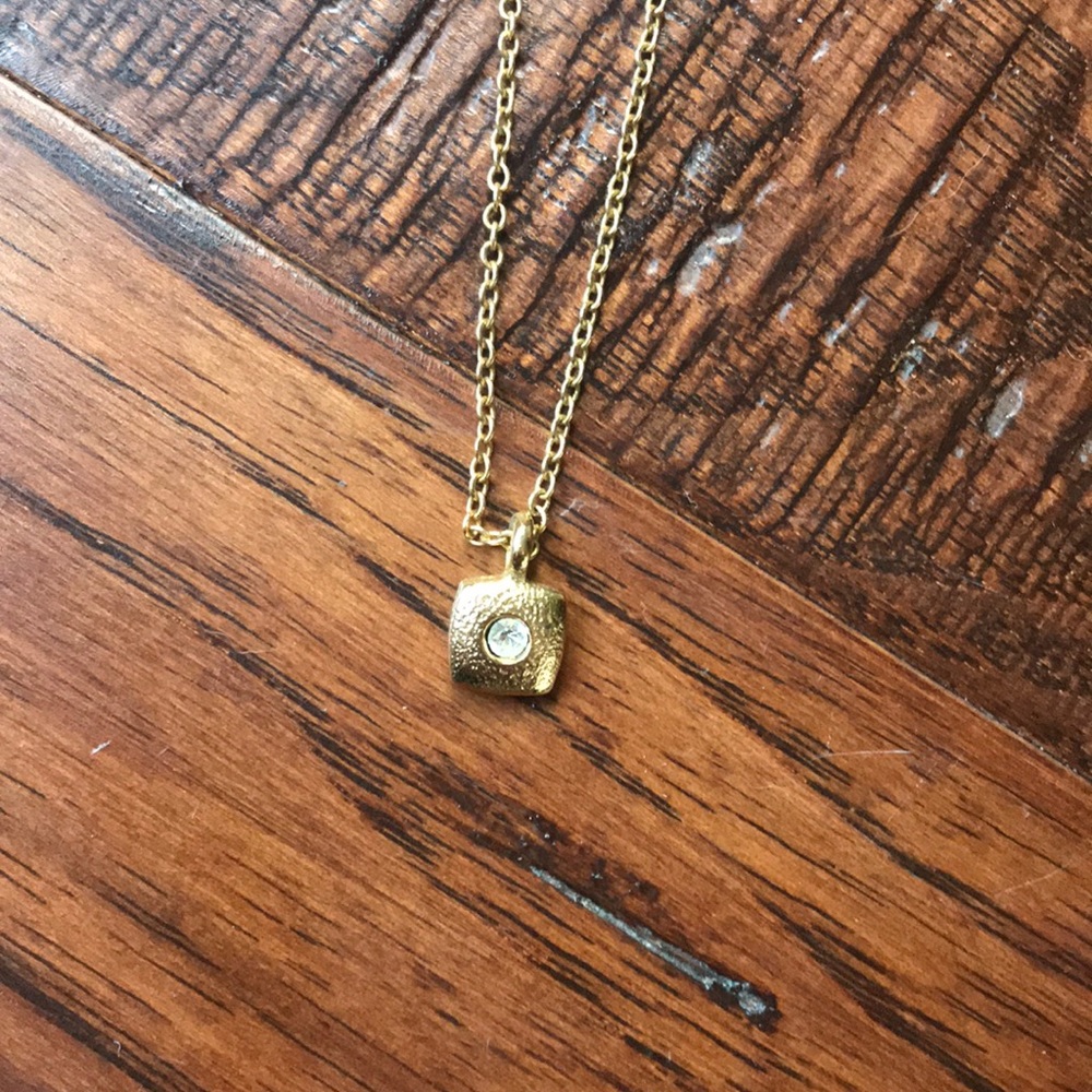 Crystal pendant necklace